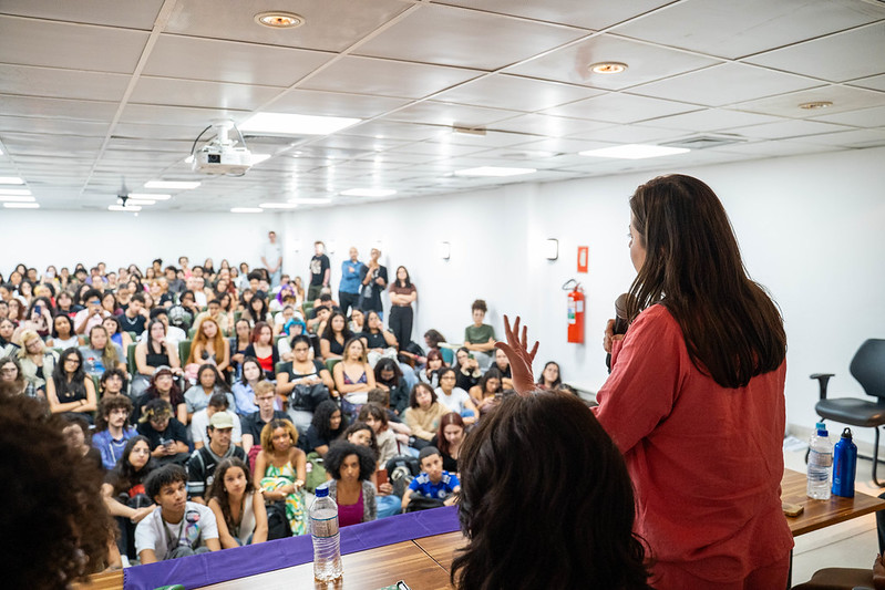Universidade pública, feminismo e antifascismo marcam debate com Sâmia na Unifesp Guarulhos