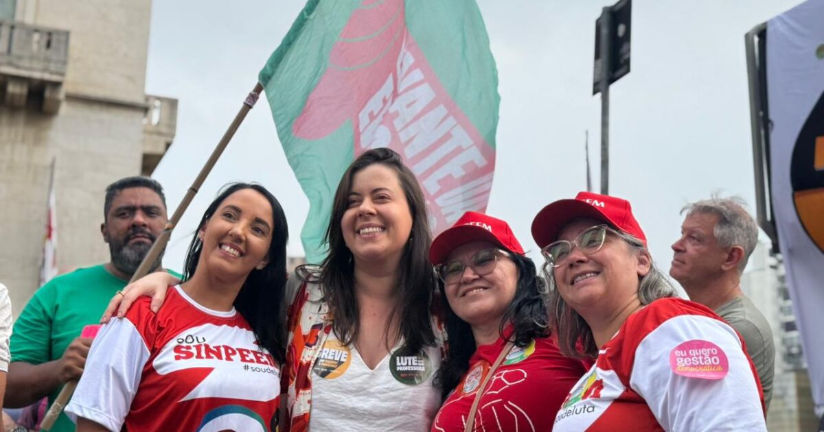 Deputada Sâmia participa de ato em apoio à greve da educação municipal de São Paulo