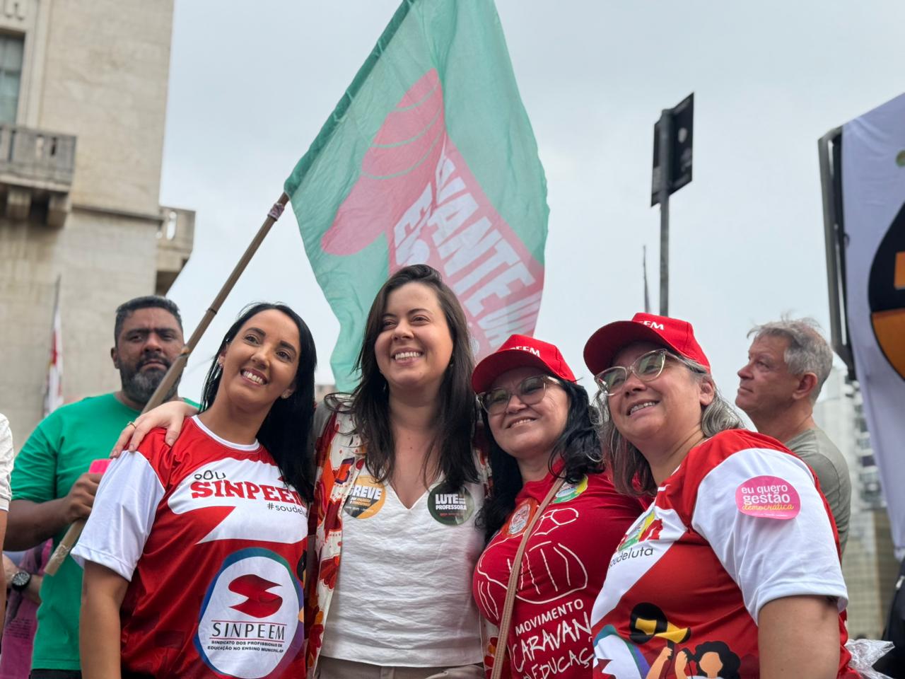 Deputada Sâmia participa de ato em apoio à greve da educação municipal de São Paulo