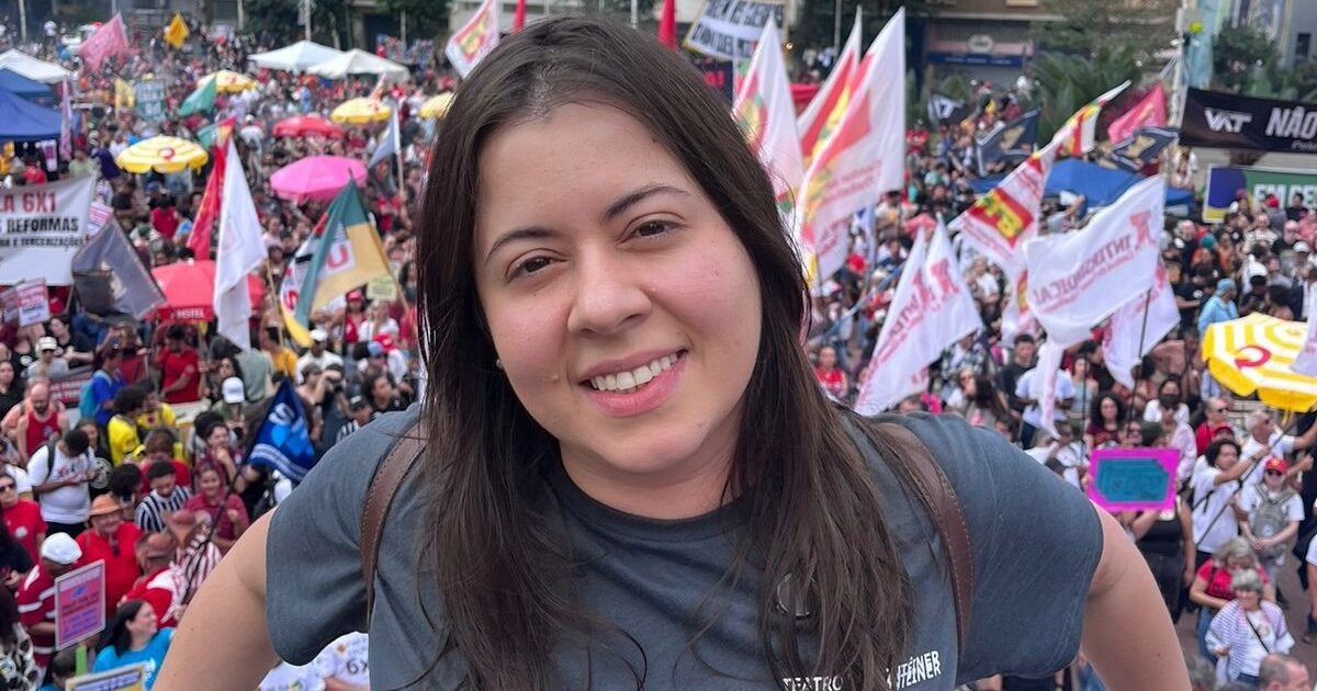 Em ato do 1º de Maio, Sâmia defende fim da escala 6×1: “é na rua que vamos arrancar nossas conquistas”