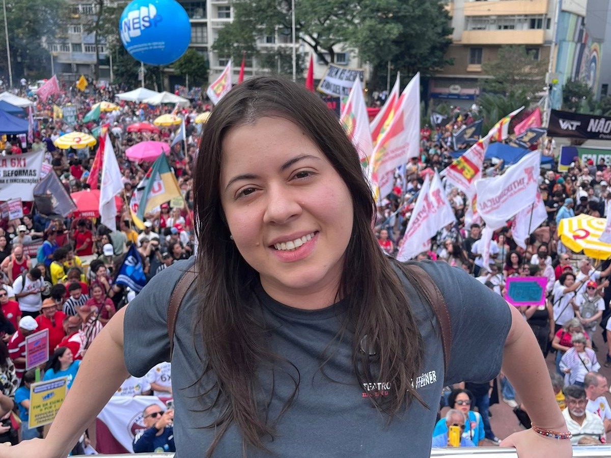 Em ato do 1º de Maio, Sâmia defende fim da escala 6×1: “é na rua que vamos arrancar nossas conquistas”