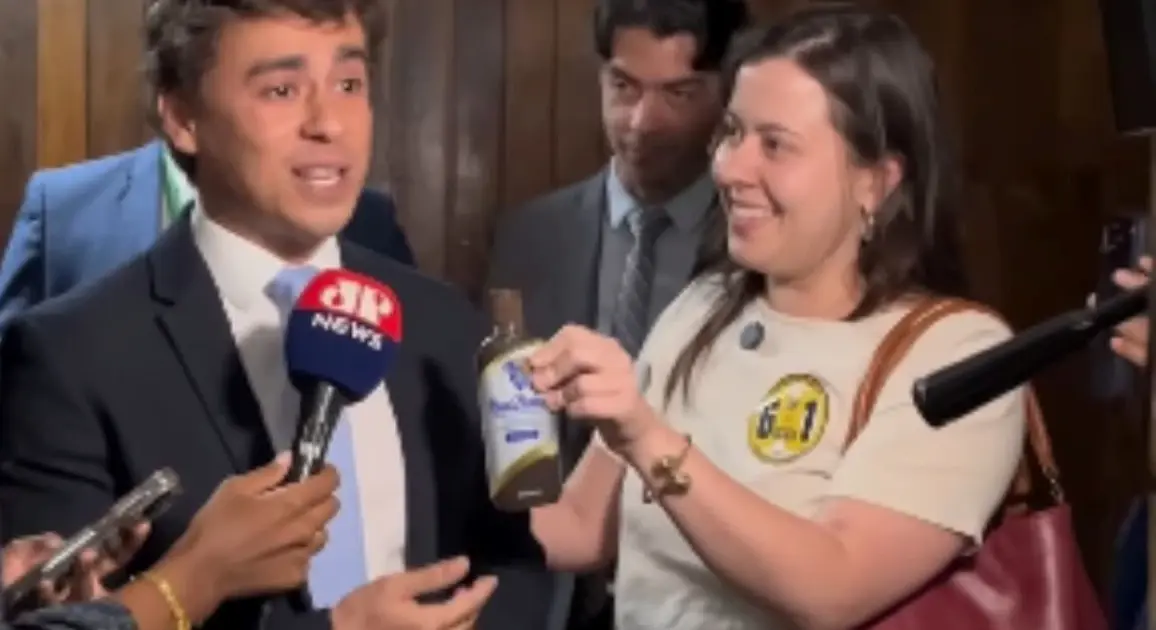 Sâmia Bomfim entrega “óleo de peroba” a Nikolas Ferreira após bolsonaristas defenderem escala 4×3