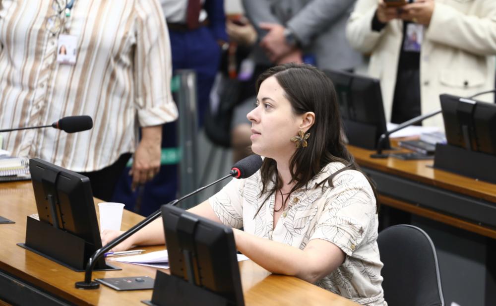 Comissão aprova parecer de Sâmia favorável à punição de gestor público que não paga piso nacional dos professores